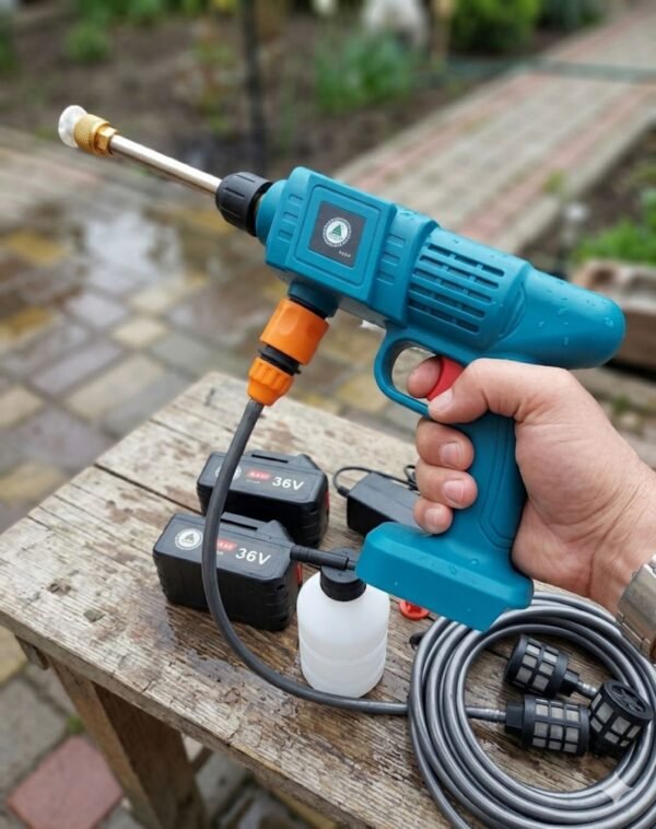 Акумулаторна водоструйка за почистване на автомобили с батерия, зарядно, куфар