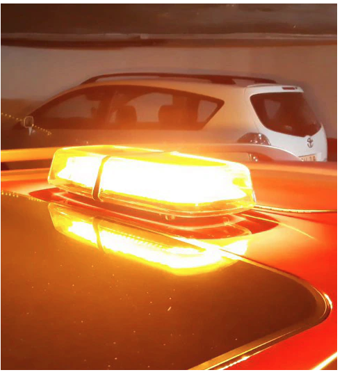 Сигнална лампа 12V подходяща за пътна помощ,камиони,трактори и др.