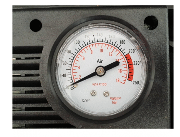 КОМПРЕСОР ЗА ГУМИ В КУФАР